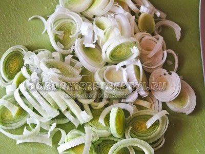 суп с курицей и черносливом и. original. суп с курицей и черносливом и фото. суп с курицей и черносливом и-original. картинка суп с курицей и черносливом и. картинка original. Диетические супы — важнейшая часть здорового питания. Но рецептов диетических блюд с курицей не так и много, и все они однотипны. Сегодня мы решили приготовить первое блюдо в английском стиле и подготовили для вас рецепт, который удивит вас новым, богатым вкусом и низкой калорийностью. Суп, который мы будем готовить, называется в оригинале коки-лики, что дословно переводится как курица и лук-порей. Очень неожиданный ингредиент для супа — чернослив — здесь играет второстепенную роль, но в конечном итоге именно он придает блюду интересный сладковатый вкус. Этот диетический куриный суп разнообразит повседневное меню. Вы давно не удивляли своих близких новым блюдом с неизбитым вкусом? Тогда этот рецепт для вас.