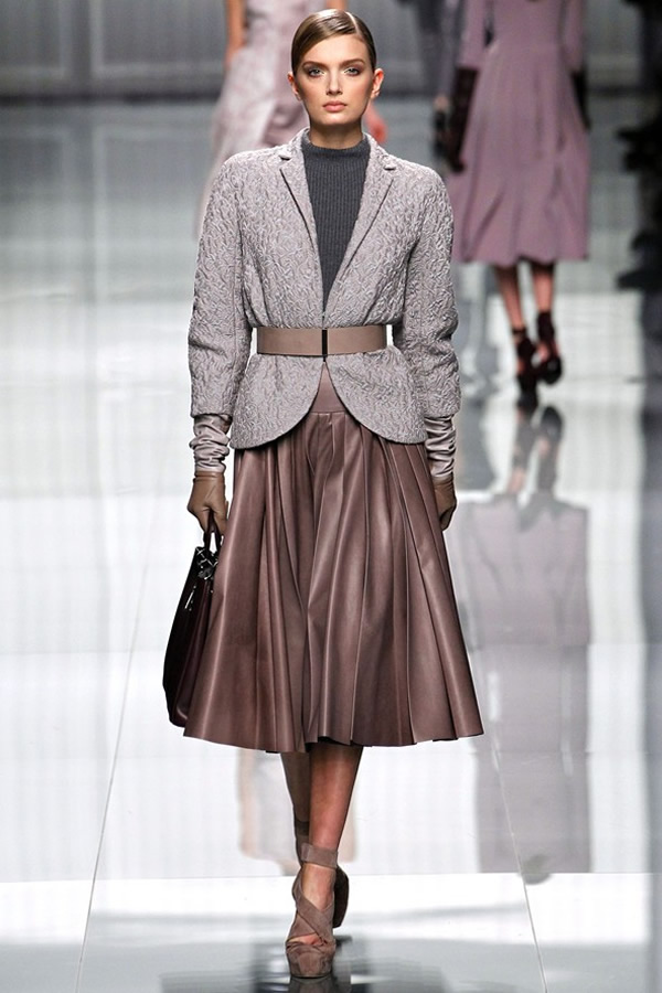 На фото модель демонстрируют коллекцию осень-зима 2012-2013гг. от Christian Dior Christian Dior не хватает Гальяно. Коллекция осень-зима 2012-2013
