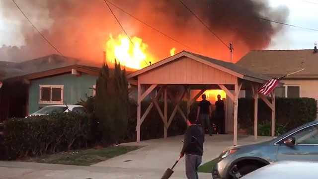 Видео: после того как самолет влетел в жилой дом в США, вспыхнул пожар