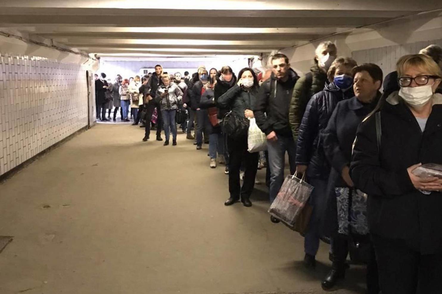 В московском метро образовались очереди из-за проверки пропусков