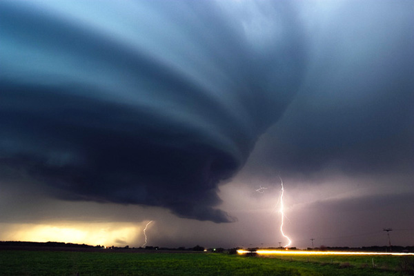 tornado-molniyami-ohotnik-krasivye-fotografii-neobychnye-fotografii