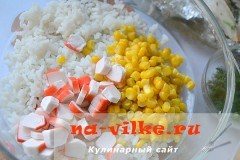 Салат с крабовыми палочками и печёной сёмгой Салат с крабовыми палочками и печёной сёмгой