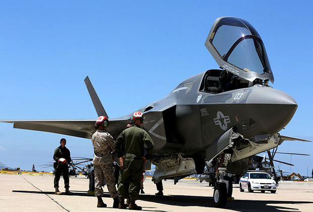 Американский F-35 начал "сыпаться" в полёте Американский F-35 начал "сыпаться" в полёте