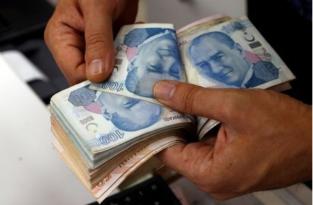FILE PHOTO: A money changer counts Turkish lira banknotes at a currency exchange office in Istanbul, Turkey August 2, 2018. REUTERS/Murad Sezer/File Photo FILE PHOTO: A money changer counts Turkish lira banknotes at a currency exchange office in Istanbul, Turkey August 2, 2018. REUTERS/Murad Sezer/File Photo