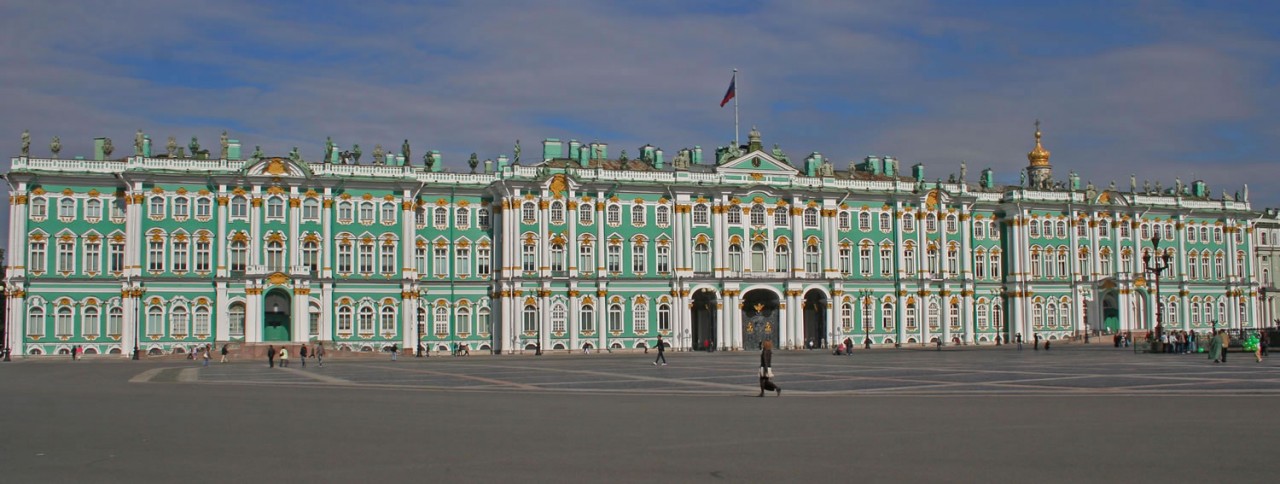 http://www.opeterburge.ru/images/article/2455941_Winter_Palace_SPB_from_Palace_Square.jpg