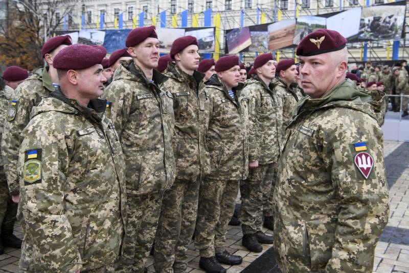 Киев намерен заменить воинское приветствие на «Слава Украине»
