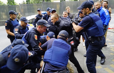 У российского генконсульства в Одессе радикалы подрались с полицией