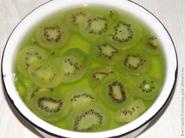 Желейный тортик из киви и сметаны без выпечки