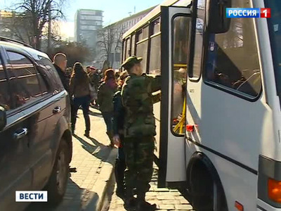 "Грифон" осадил автобусы "Правого сектора" в Кировограде "Грифон" осадил автобусы "Правого сектора" в Кировограде