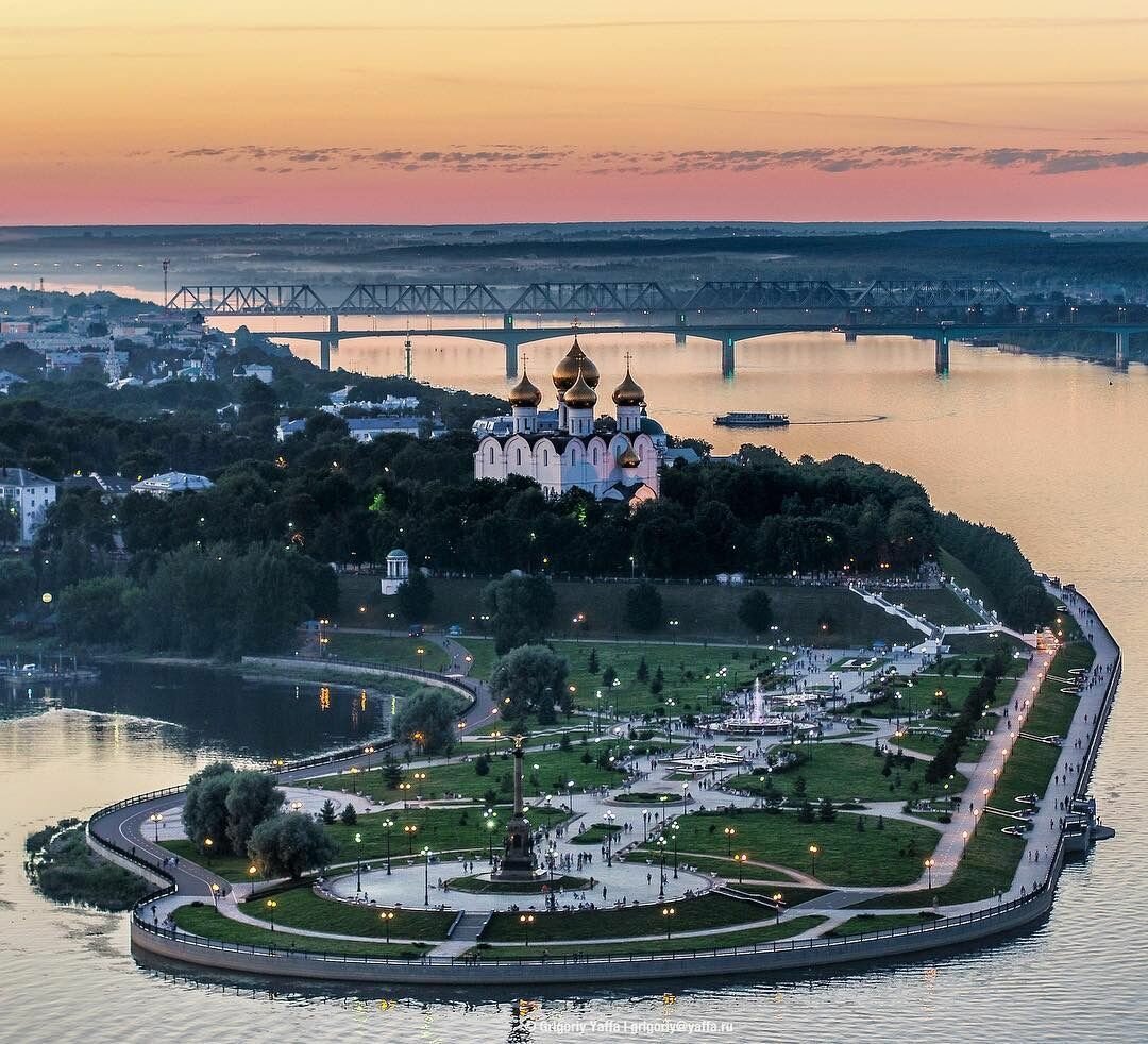 Парк стрелка и набережная реки Волга в Ярославле