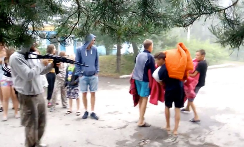 Пытки детей львовского «учителя» под прицелом автомата в тернопольском лагере попали на видео
