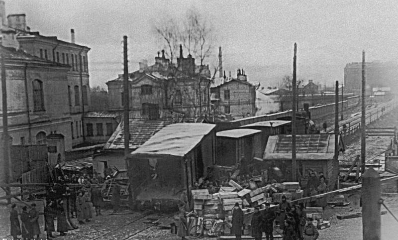 Поезд и трамвай столкнулись в Ленинграде. 1 декабря 1930. Эта трагедия до сих пор является крупнейшим ДТП с участием трамвая в Санкт-Петербурге. Поезд и трамвай столкнулись в Ленинграде. 1 декабря 1930. Эта трагедия до сих пор является крупнейшим ДТП с участием трамвая в Санкт-Петербурге. СССР, аварии 18+, трагедии