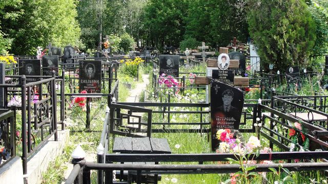 Под Петербургом сотрудники ритуальной службы устроили торги за места на кладбище