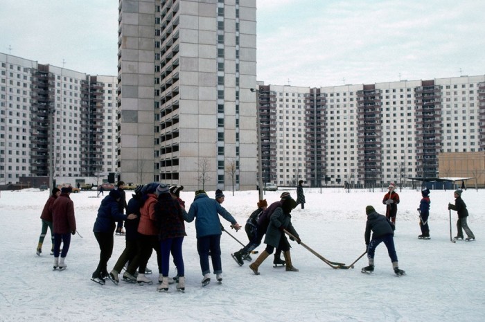 Хоккеисты в жилом московском микрорайоне. СССР, Москва, 1984 год. Автор фотографии: Chris Niedenthal. Хоккеисты в жилом московском микрорайоне. СССР, Москва, 1984 год. Автор фотографии: Chris Niedenthal.