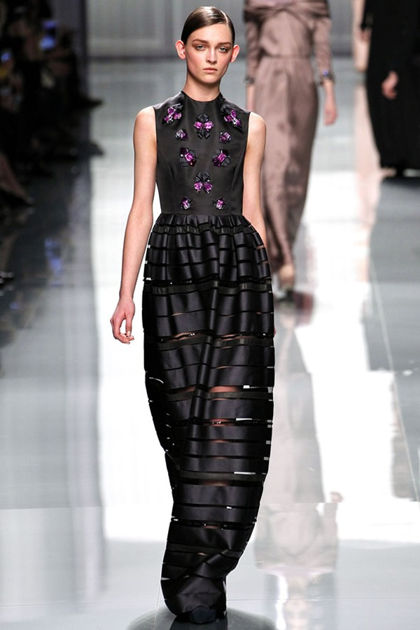 На фото модель демонстрируют коллекцию осень-зима 2012-2013гг. от Christian Dior Christian Dior не хватает Гальяно. Коллекция осень-зима 2012-2013