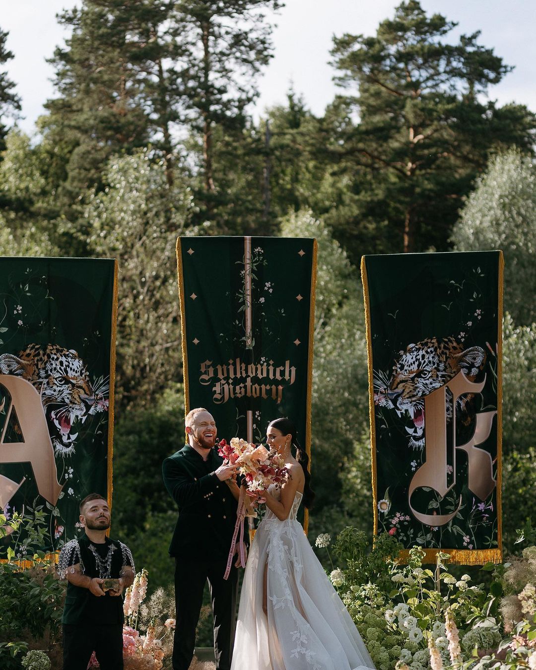 Фамильный герб, природа и звёздные гости: как прошла свадьба Лёши Свика