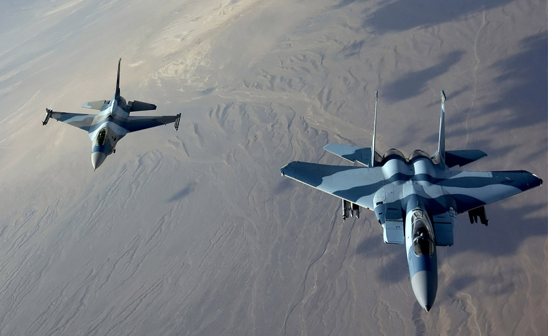Маневренность: F-22 Победа: Россия Но и у американского F-22 есть свои козыри под фюзеляжем. Истребитель характеризуется большим отношением тяги к весу, однако пилот не может свободно менять соплами вектор тяги — такое ограничение на F-22 накладывают повышенные стелс-требования. По мнению экспертов, из поединка 1 на 1 с F-22, победителем выйдет Су-35.