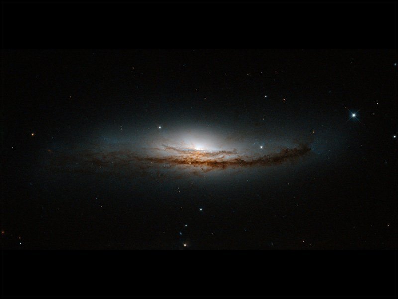 O centro da galáxia espiral NGC 5793, que é mais de 150 milhões de anos-luz da Terra, na constelação de Libra é interessante, espaço, beleza, ciência, fotos
