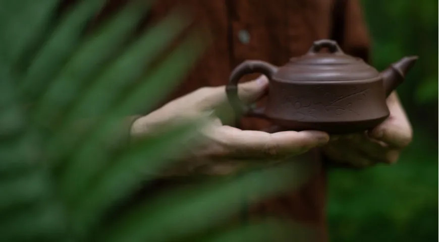 «Весёлым гостям надо дать вина. Грустным гостям – обычный чай. Задушевным друзьям – заварить лучший чай и насладиться беседой». Сюй Цзе Шу, китайский философ