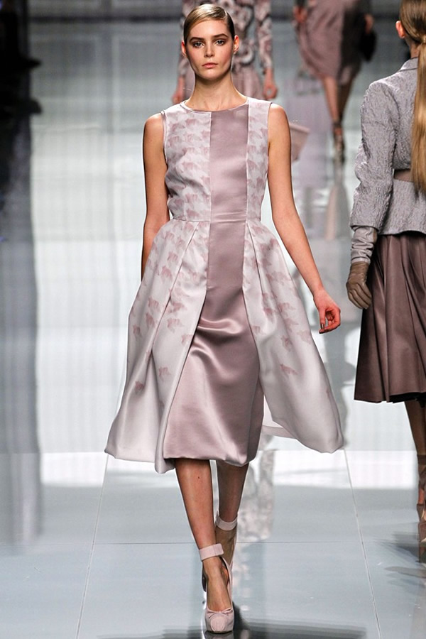 На фото модель демонстрируют коллекцию осень-зима 2012-2013гг. от Christian Dior Christian Dior не хватает Гальяно. Коллекция осень-зима 2012-2013