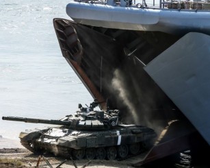 Десантники в Крыму вызвали непонимание в Киеве и Брюсселе Десантники в Крыму вызвали непонимание в Киеве и Брюсселе