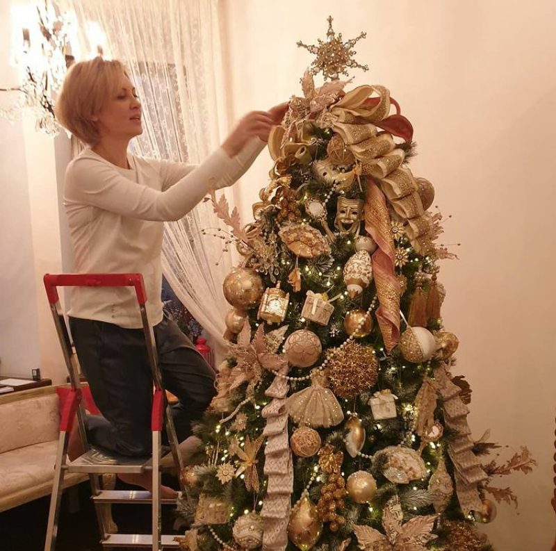 6 часов потребовалось на украшение елки в доме актрисы Ирины Гриневой @instagram.com/elena_ksenofontova_official/ 