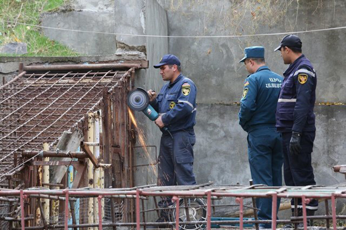 Спасателям пришлось разрезать вольер циркулярной пилой, так как другого способа освободить животных не было.