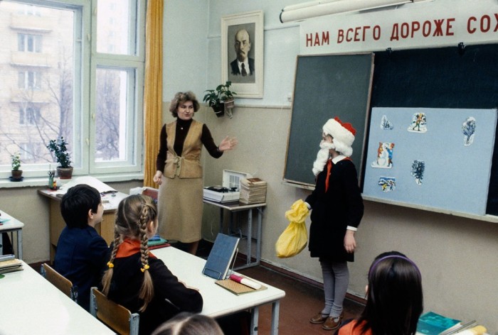 Подготовка к новогоднему утреннику. Московская школа, 1984 год. Автор фотографии: Chris Niedenthal. Подготовка к новогоднему утреннику. Московская школа, 1984 год. Автор фотографии: Chris Niedenthal.
