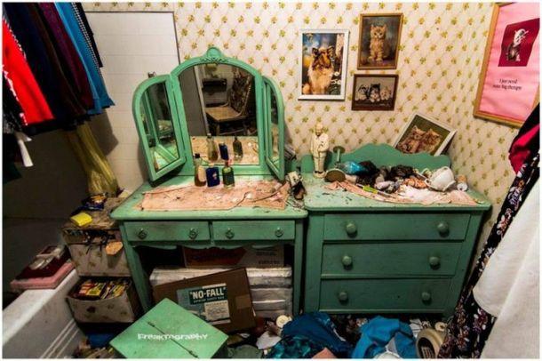 Фотограф был шокирован, войдя внутрь этого заброшенного дома! Фотограф был шокирован, войдя внутрь этого заброшенного дома!