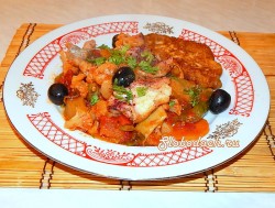 Рыба тушеная с овощами с кукурузными лепешками
