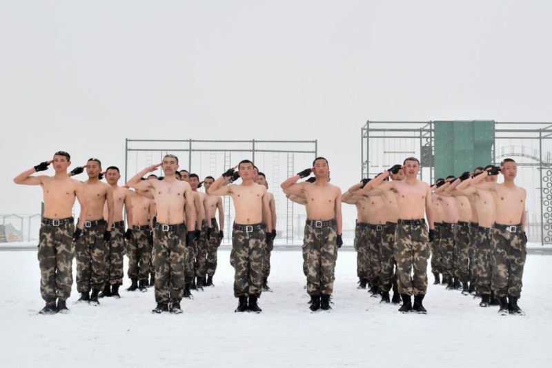 Тяжело в учении, легко в бою: 30 фотографий с тренировок китайских вооруженных сил .