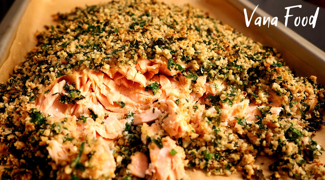 Фото к рецепту: Семга в духовке под ореховой корочкой