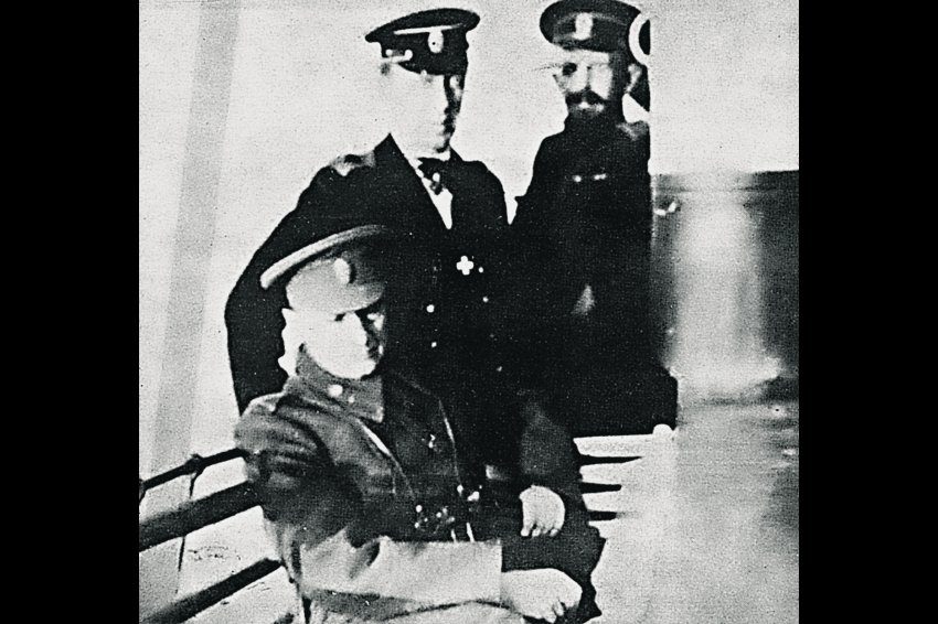 Одна из последних фотографий Верховного Правителя. Адмирал А.В. Колчак (слева) и контр-адмирал М.И. Смирнов (в центре) по дороге в Тобольск. Осень 1919 г. Cлова Александра Колчака стали пророческими: "Продадут меня эти союзнички..."