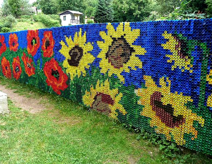 Забор из пластиковых крышек. Забор из пластиковых крышек.