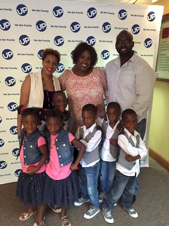 Когда-то их фотография покорила сеть. Вот как выглядят эти крохи сейчас...