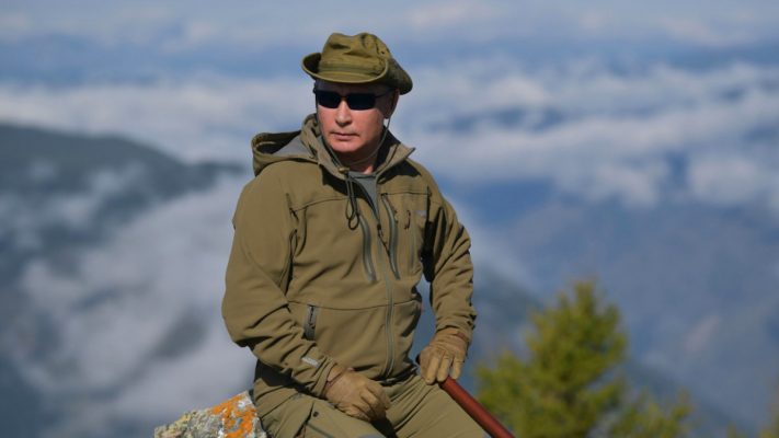 Путин в компании Шойгу прогулялся по сибирской тайге