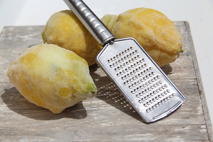 Лимон нужно заморозить, а затем натереть. / Фото: skverweb.ru Лимон нужно заморозить, а затем натереть. / Фото: skverweb.ru