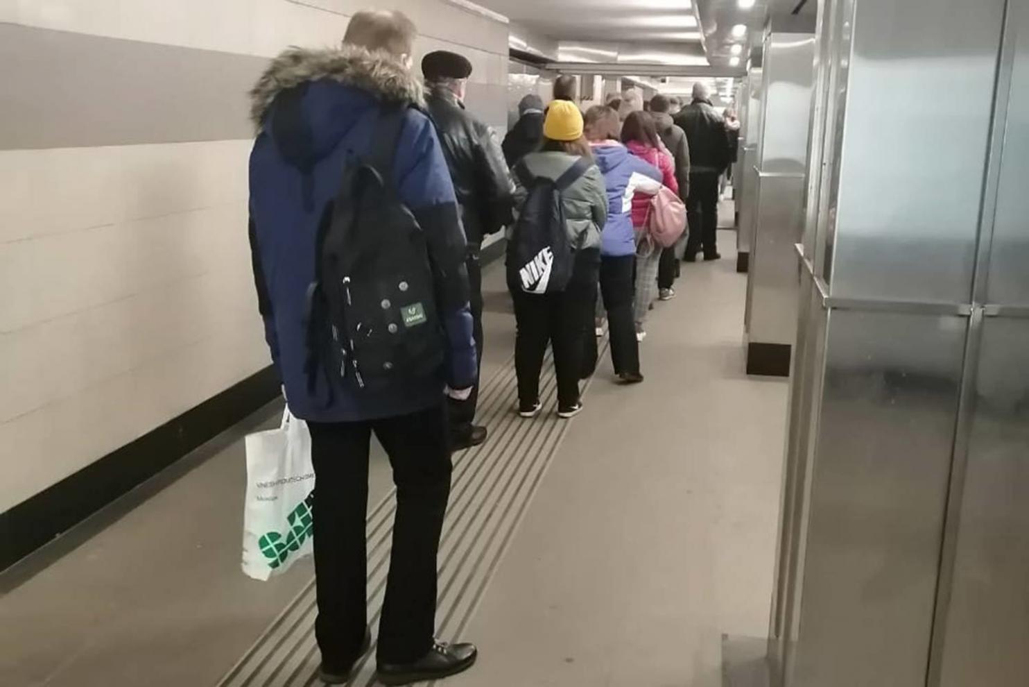В московском метро образовались очереди из-за проверки пропусков