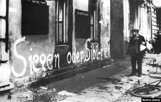 Отчаяние нацистской пропаганды: лозунг "Победа или Сибирь" на стене одного из берлинских домов весной 1945 года