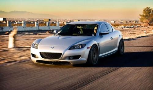 В Эболи, Италия, запрещено целоваться в движущемся транспортном средстве.