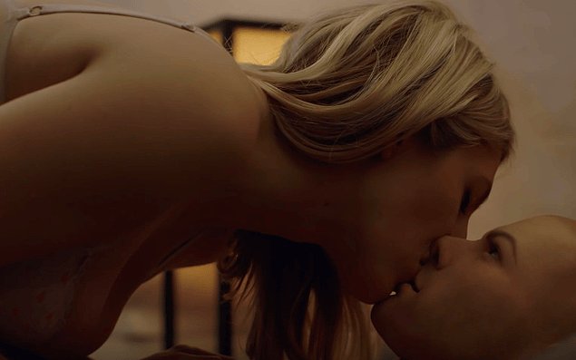 Карли утверждает, что мужчины вот уже много лет пользуются секс-куклами, но для женщин такой опыт всегда был под запретом