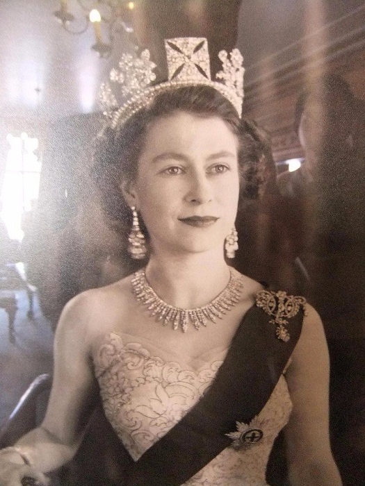 Елизавета II и диадема Георга VI Елизавета II и диадема Георга VI