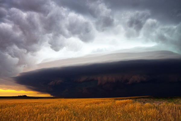 tornado-molniyami-ohotnik-krasivye-fotografii-neobychnye-fotografii