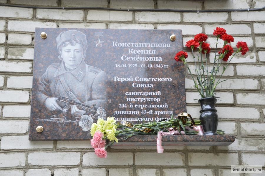 Защищая отход раненых, юная медсестра билась до последнего патрона. Была схвачена. После жестоких пыток была прибита колом к земле.... Защищая отход раненых, юная медсестра билась до последнего патрона. Была схвачена. После жестоких пыток была прибита колом к земле....