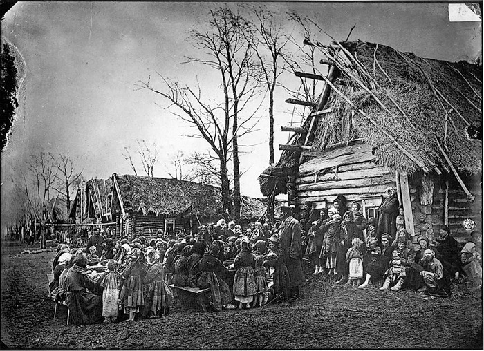 Столовая в деревне Пралевке Лукояновского уезда, 1891-1892 годы. Столовая в деревне Пралевке Лукояновского уезда, 1891-1892 годы.