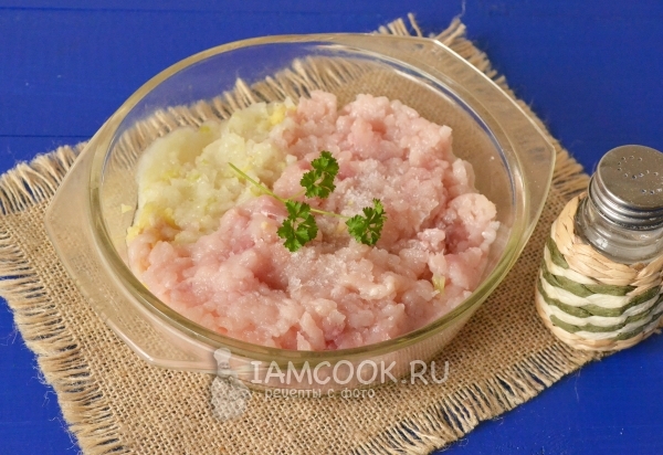 Измельчить мясо, лук и чеснок