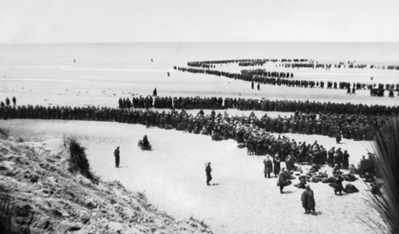 Дюнкеркская операция 1940 год 300 000 солдат армии союзников были заперты немецкими войсками на побережье Ла-Манша. О выводе людей по морю не могло быть и речи — Люфтваффе полностью контролировали небо. И тут случилось то, что Черчилль позже назвал «чудом избавления»: тучи закрыли небо, начался сильнейший град. Немцам пришлось вернуть самолеты и солдаты союзников смогли выбраться из котла.