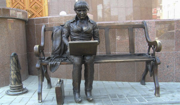 Памятник &quot;Девушка с ноутбуком&quot;. Описание места