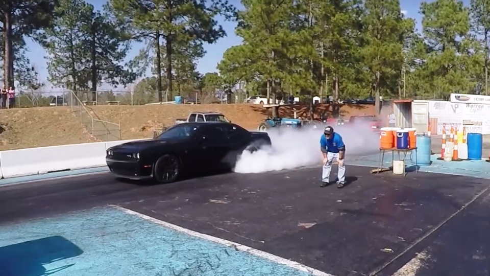 Видео: Challenger Hellcat сломался в гонке против «Теслы»