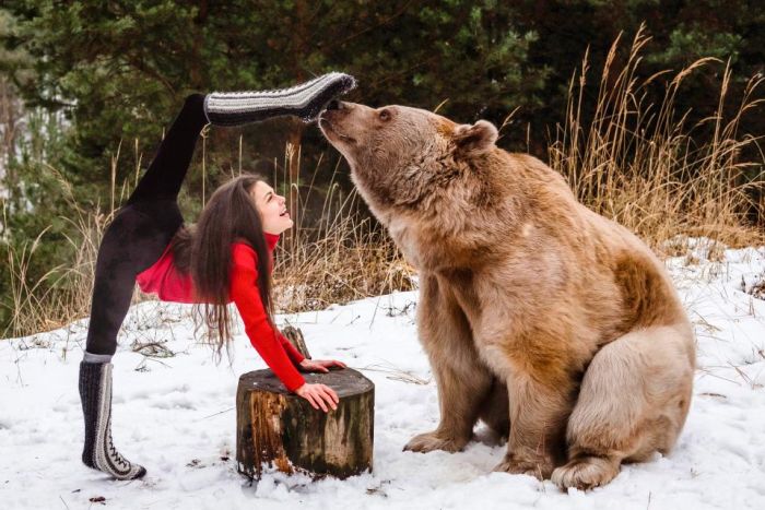 Фотосессия гимнастки Стефани Миллингер с медведем Стефаном Фотосессия гимнастки Стефани Миллингер с медведем Стефаном